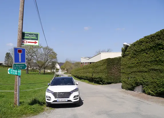 Panneau directionnel in situ de la SCEA Martin Co-lor graphiste freelance